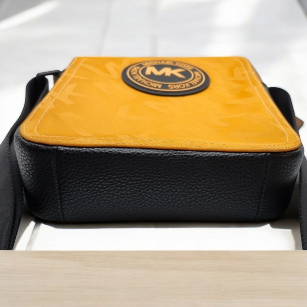 NWOT Michael Kors Crossbody/Messenger/Travel/Flight Bag - Picture 7 of 12